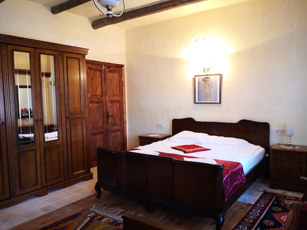 2 Bedrooms, Mansion, Twin Beds, 1 Queen and 1 Single Bed, Garden View, Kitchen