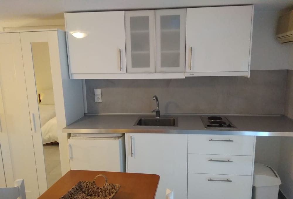 Milos Bay Suites 50/50