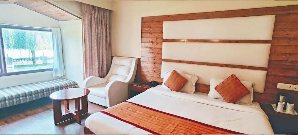 Whistling Pines Resort 11/50
