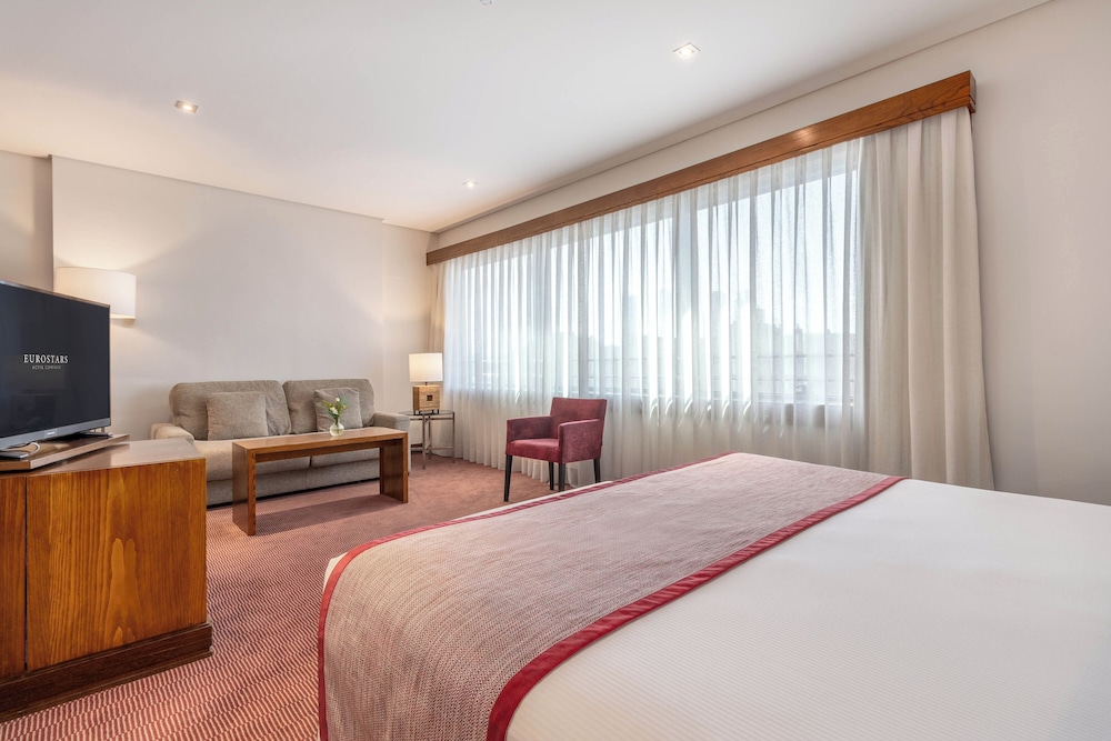 جناح ديلوكس ثلاثي بسرير كينج وسرير فردي، Eurostars Suites Mirasierra 2/7