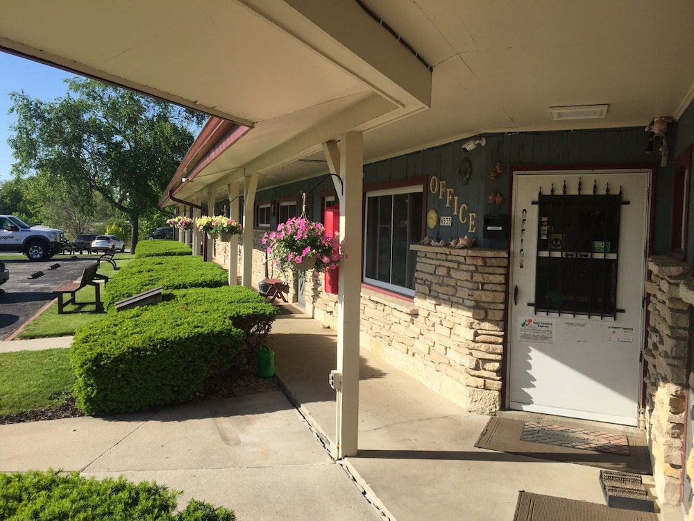 Wisconsin-Aire Motel By Random Lake 34/41