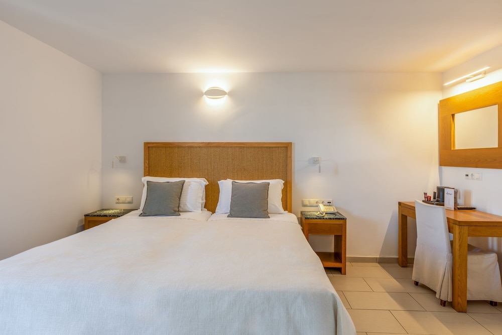 DELUXE, DOUBLE OR TWIN BED