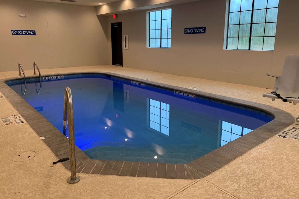 Days Inn & Suites by Wyndham Greater Tomball 41/61