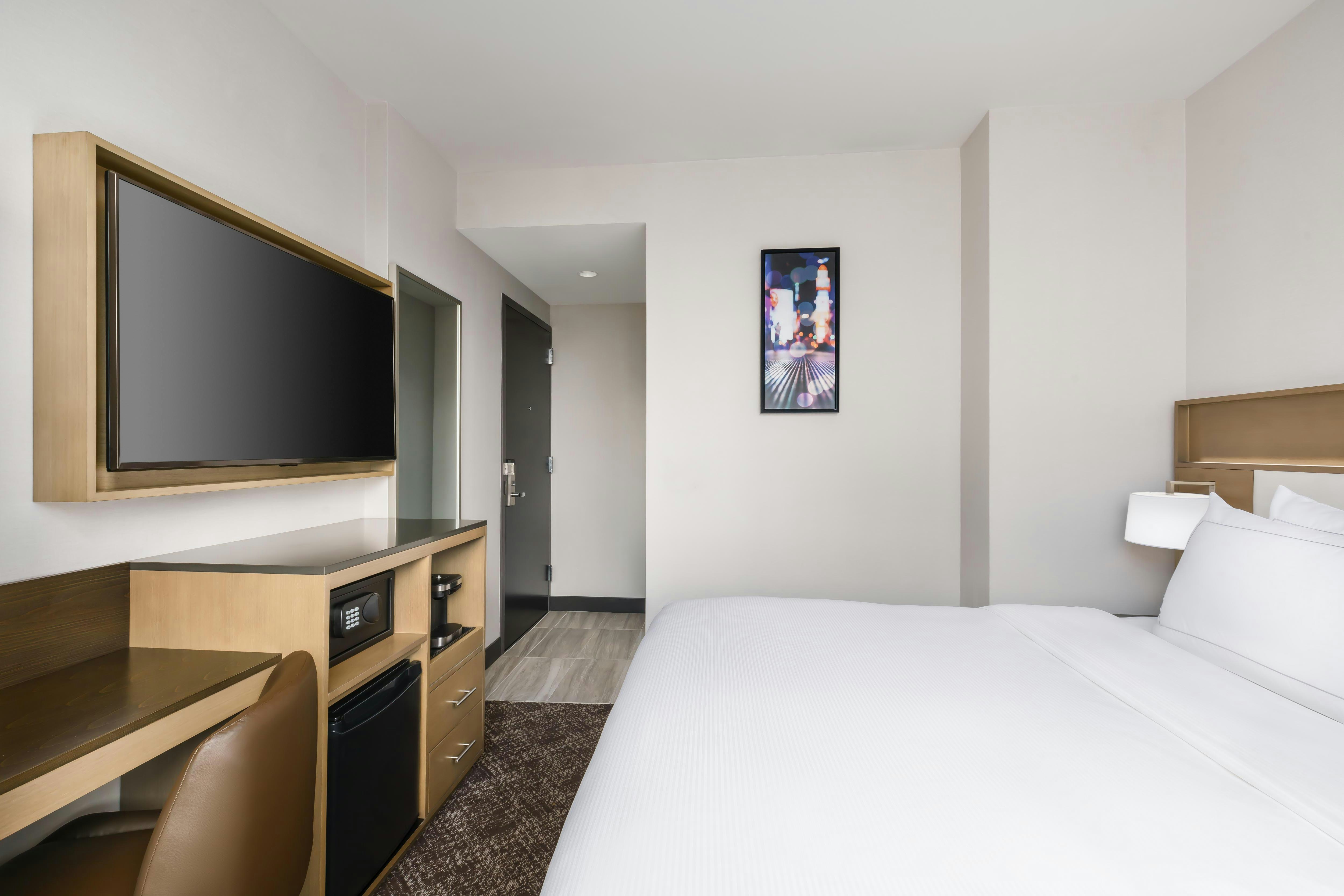 ROOM, KING BED