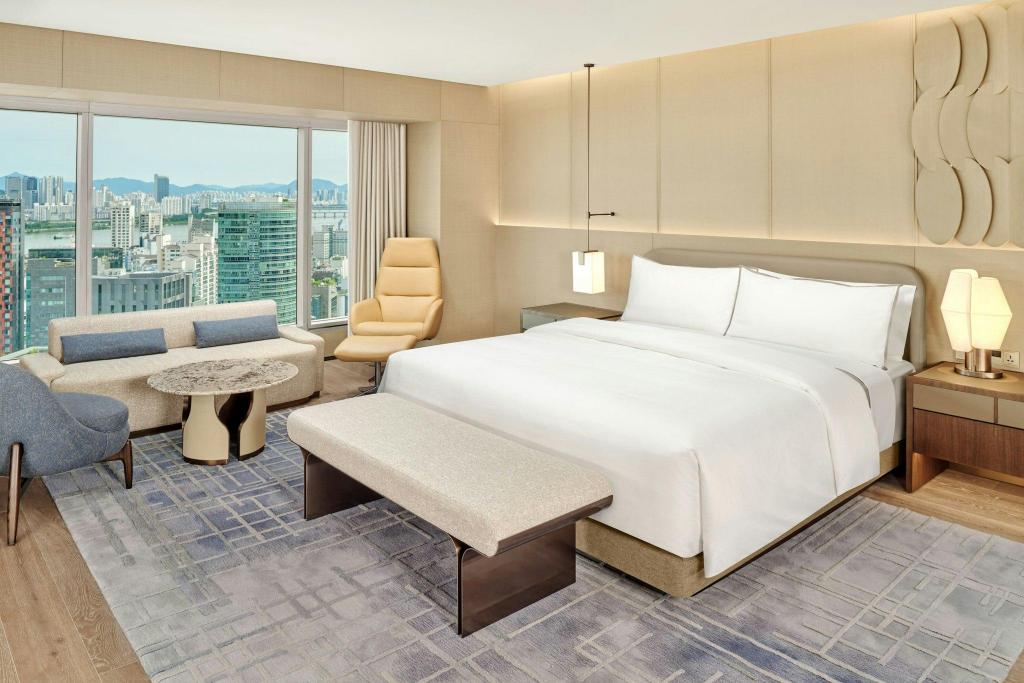 Ambassador, Suite, King Bed, Club Floor