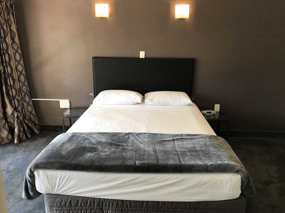 ASCOT EPSOM MOTEL 12/36