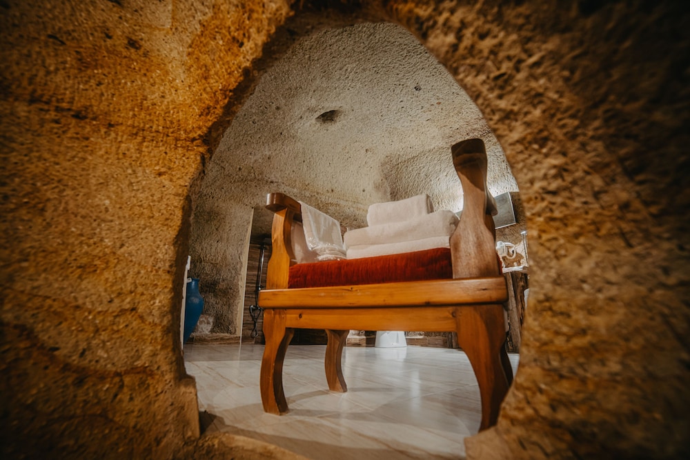Helios Cave Hotel 50/50