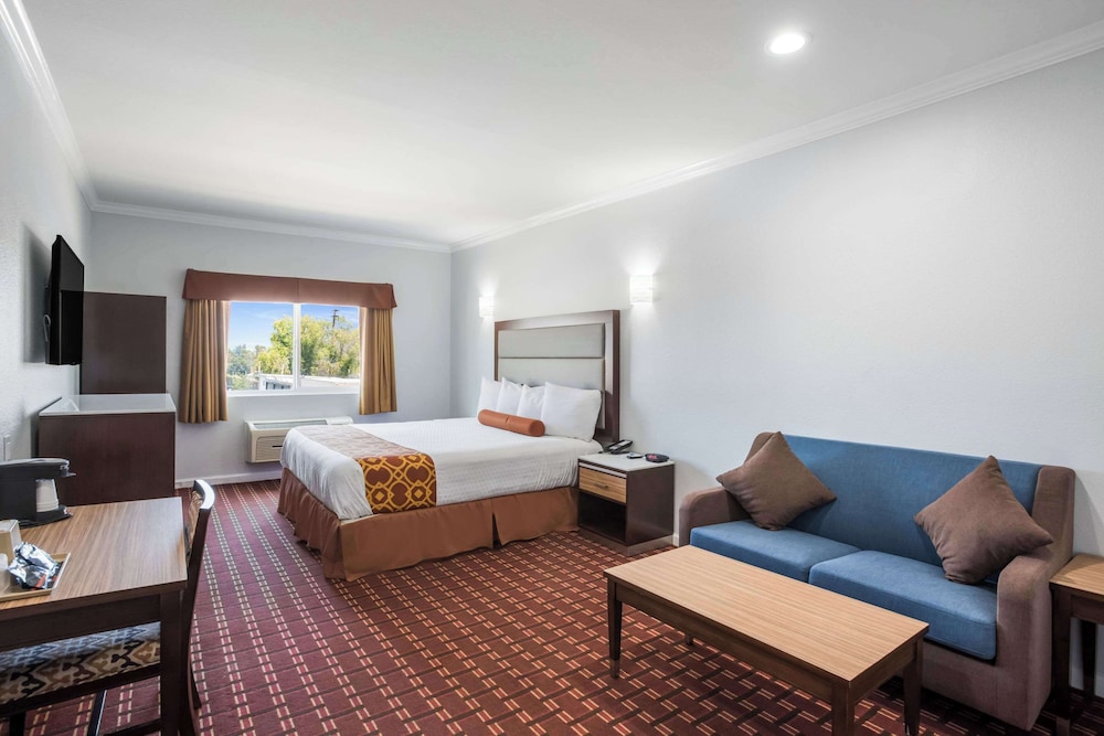 غرفة قياسية بسرير كينج، Rodeway Inn and Suites Pasadena 6/9