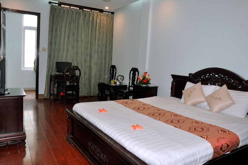 DELUXE, DOUBLE OR TWIN BED