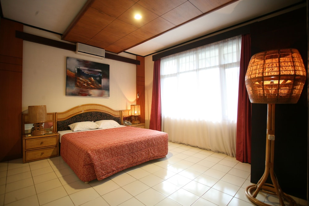 Puri Naga Beachfront Cottages 24/65
