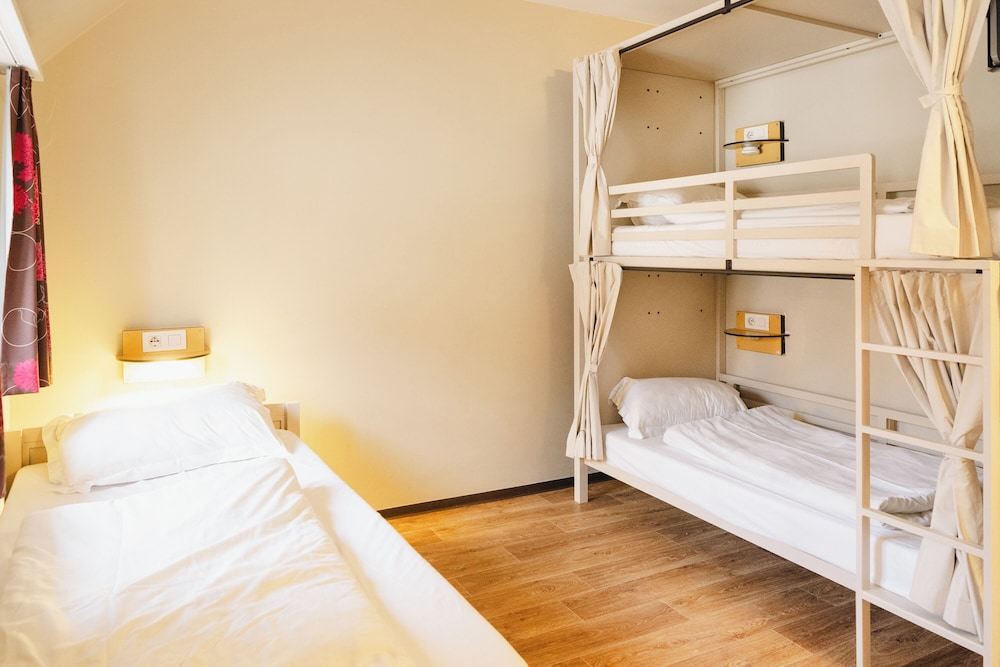 PRIVATE, MIXED DORM, 6 BEDS
