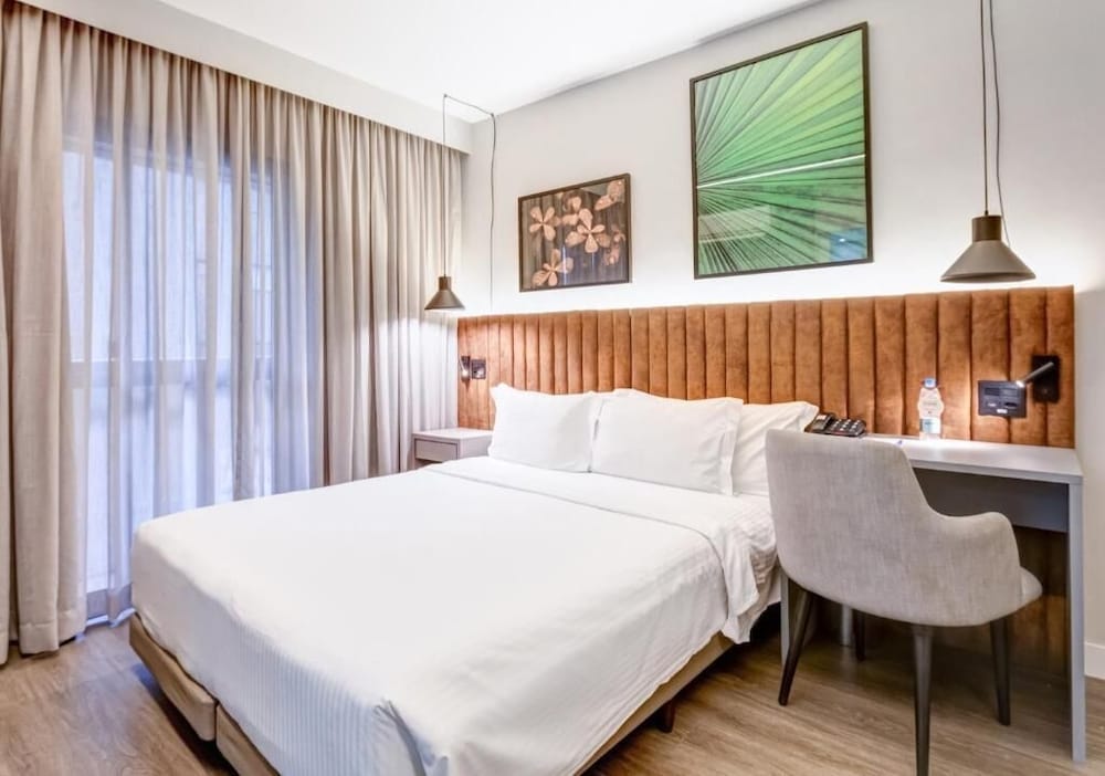 Deluxe, Queen Bed, Accessible