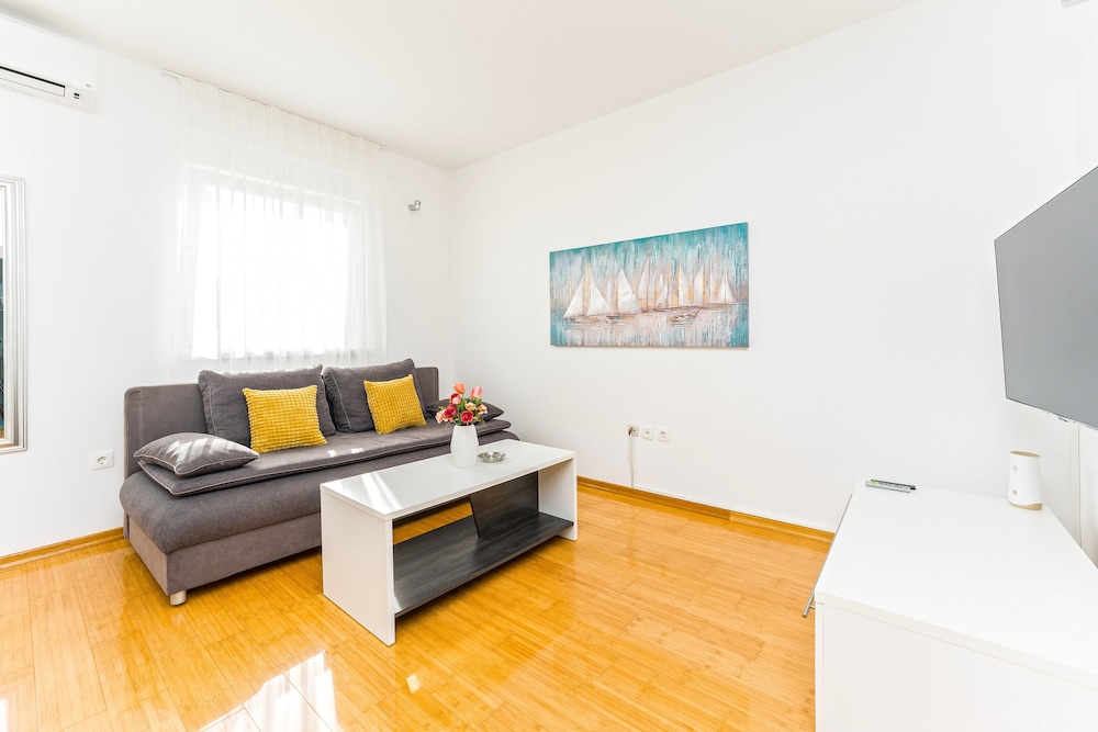 Summer Breeze Apartments 23/45