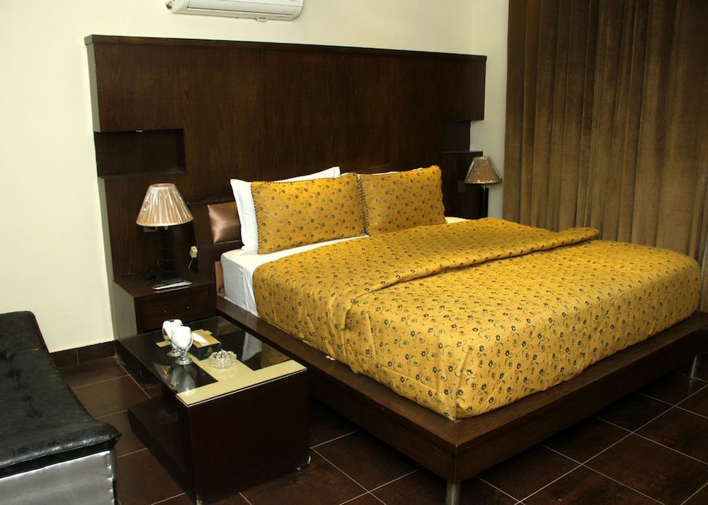 Bling International Hotel Multan 15/24