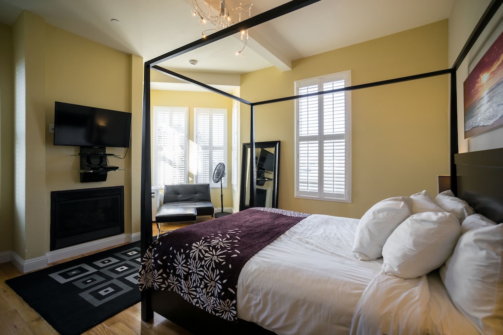 DELUXE, QUEEN BED