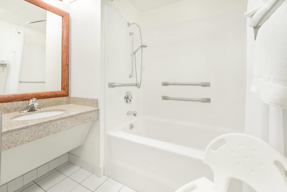 Baymont By Wyndham Springfield South Hwy 65 17/50