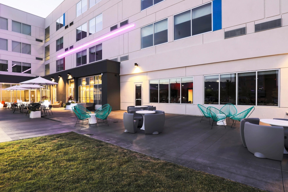Aloft Reno Tahoe International Airport 6/43
