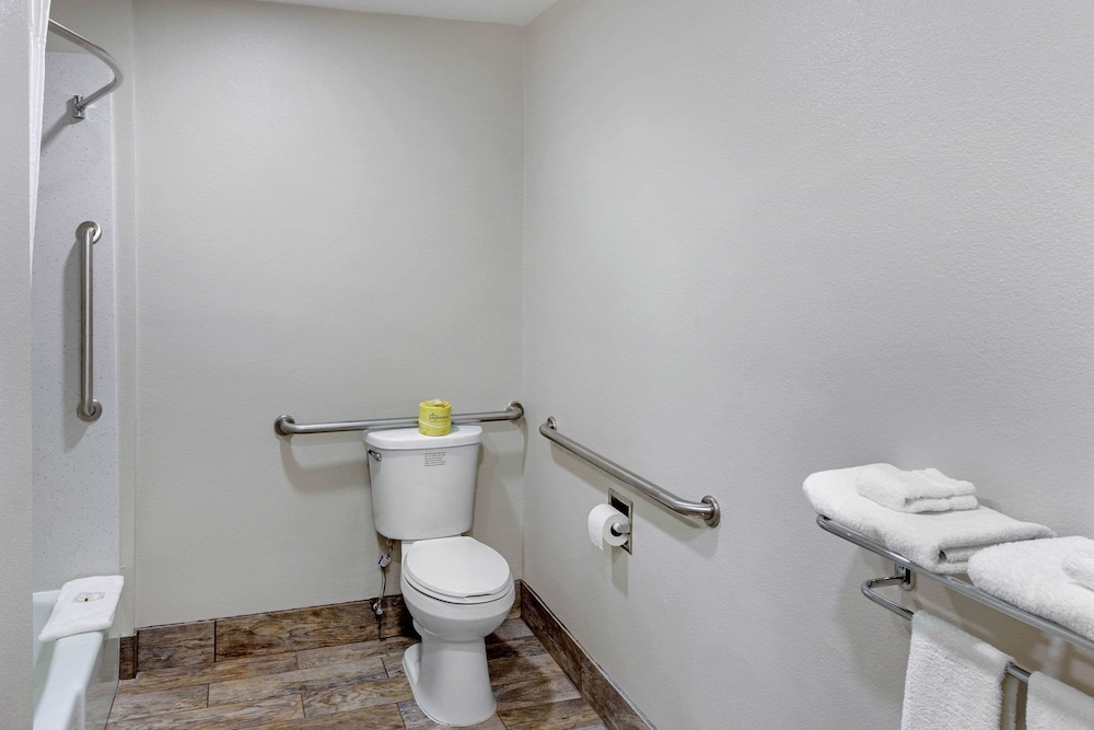 Quality Inn Kettleman City near Hwy 41 17/36