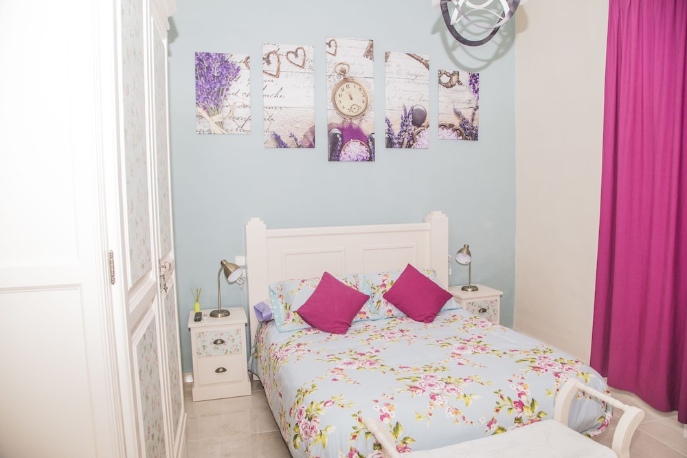DELUXE, DOUBLE BED, PRIVATE BATHROOM