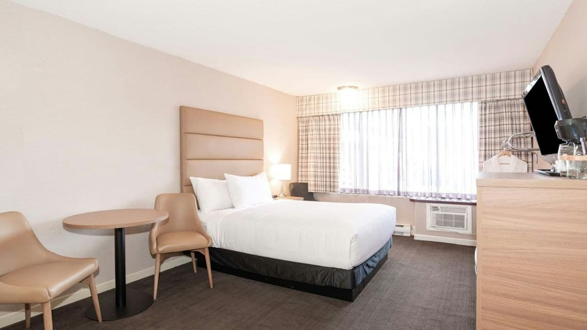 Queen Bed Accessible Non-Smoking