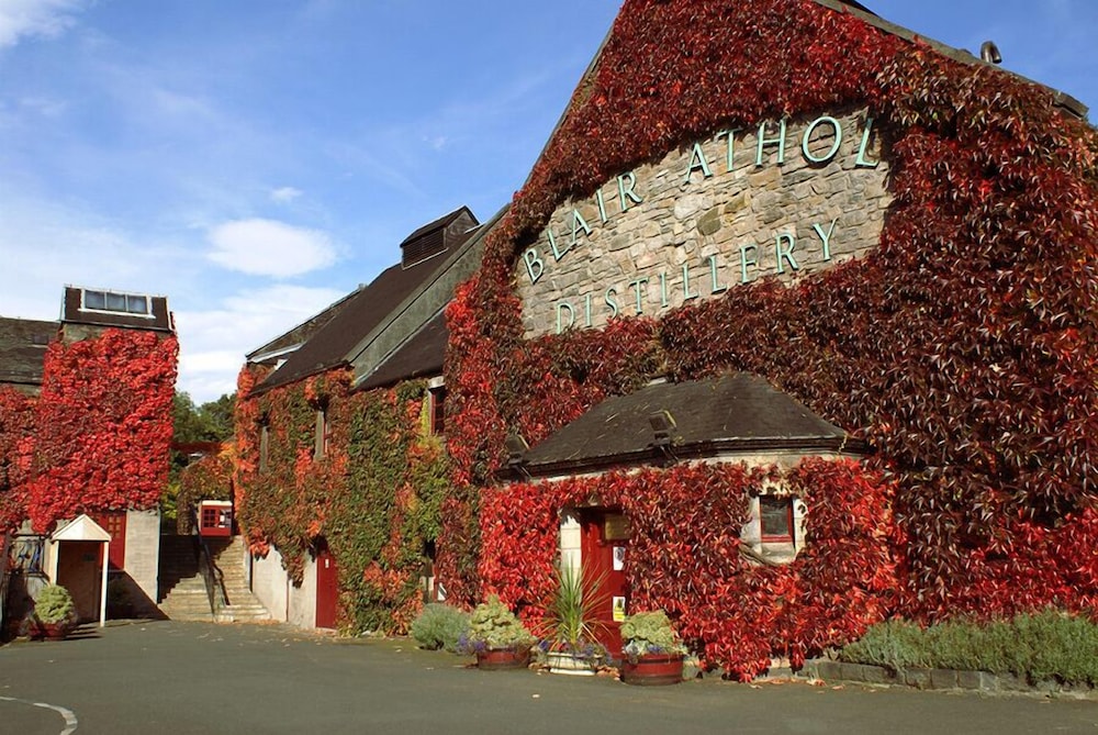 Rosemount Hotel 4/57