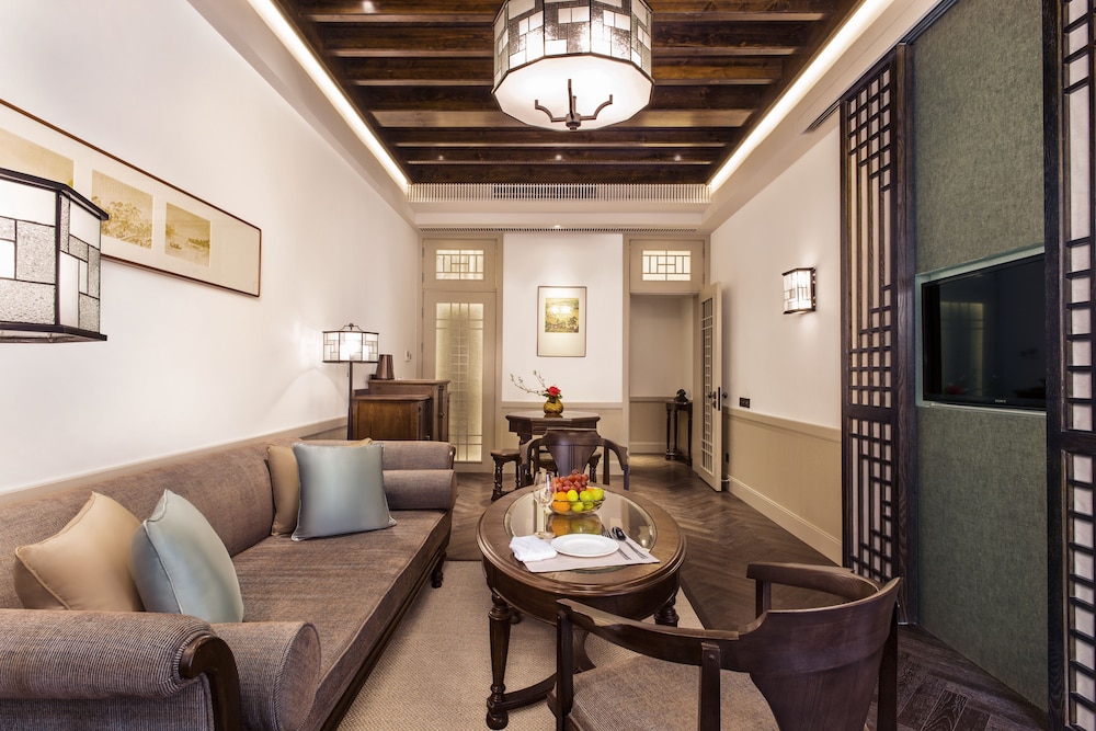 Chaptel Hotel 32/65