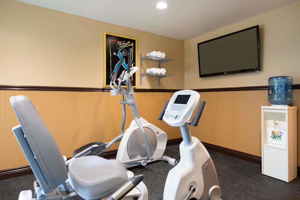 Days Inn by Wyndham Renfrew Conference Centre 20/27