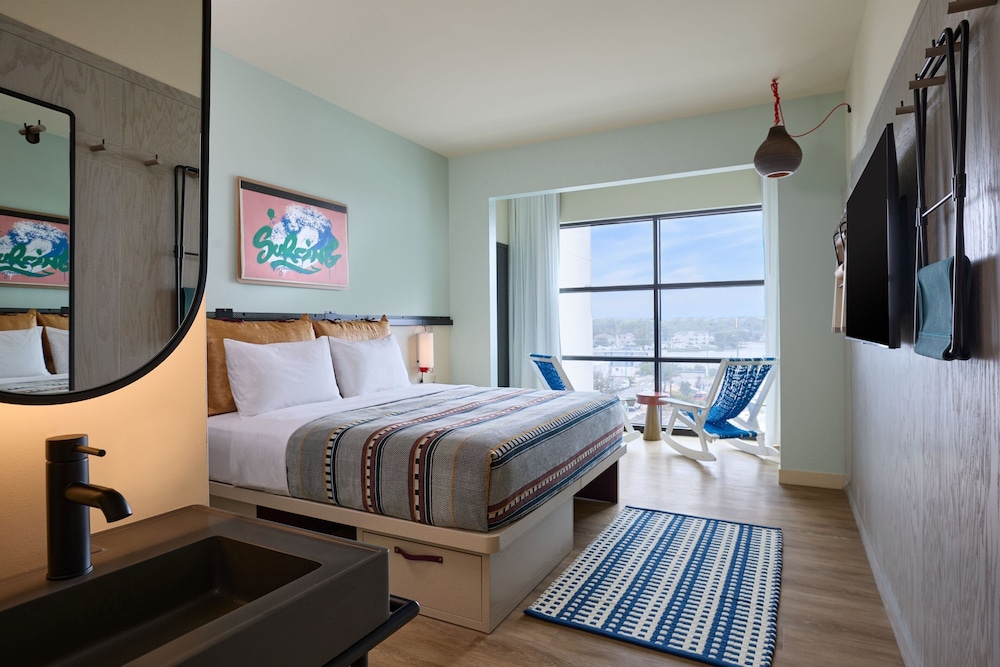 Room, King Bed, Ocean Front, City View, Accessible