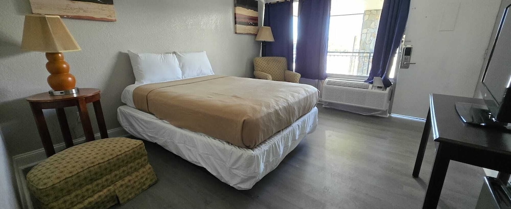 غرفة بسرير كوين، Riverside Inn & Suites by OYO Danville Ceaser Casino 9/10
