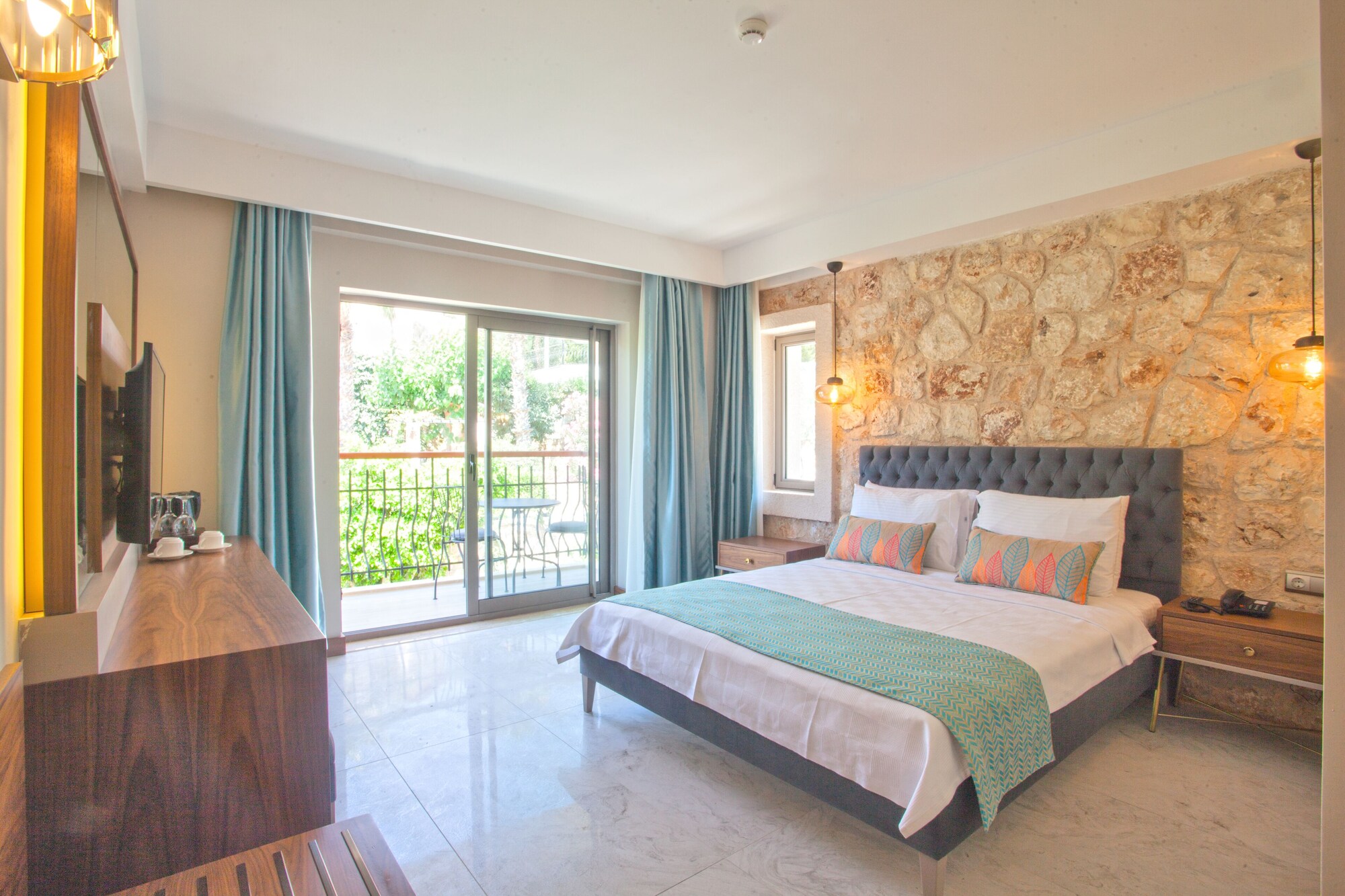 Deluxe, Partial Sea View