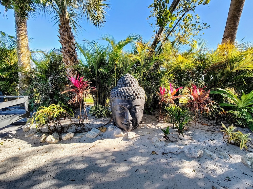Tahitian Beach Motel 53/67