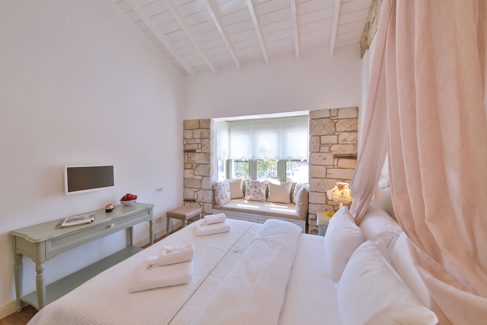 ROOM, DOUBLE BED