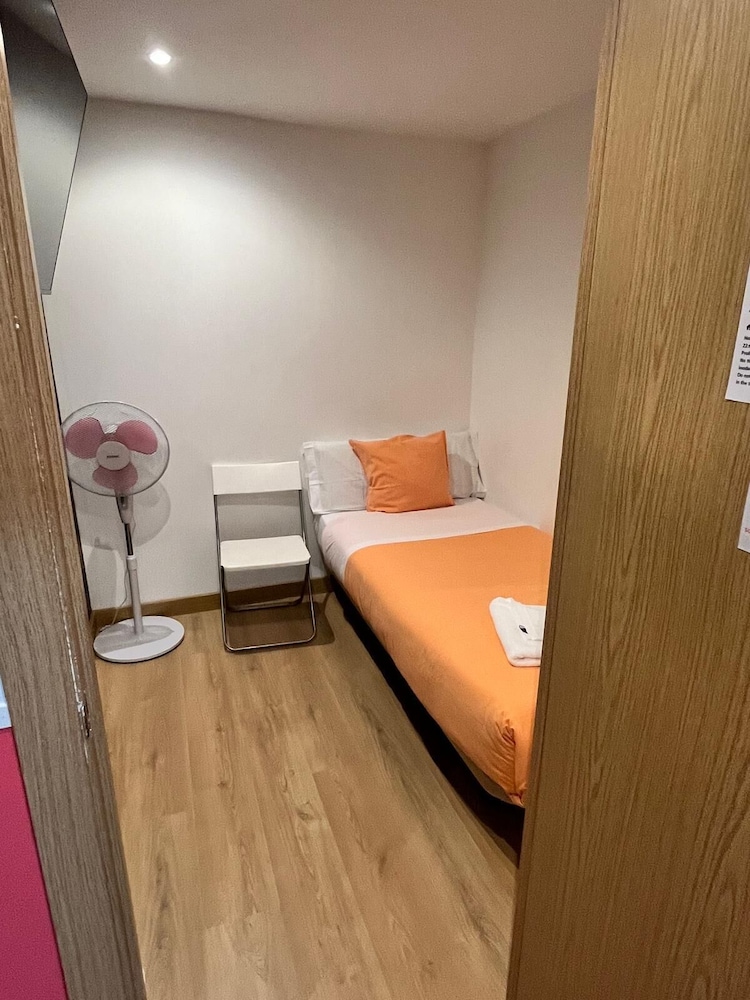 ECONOMY, SINGLE, SHARED BATHROOM