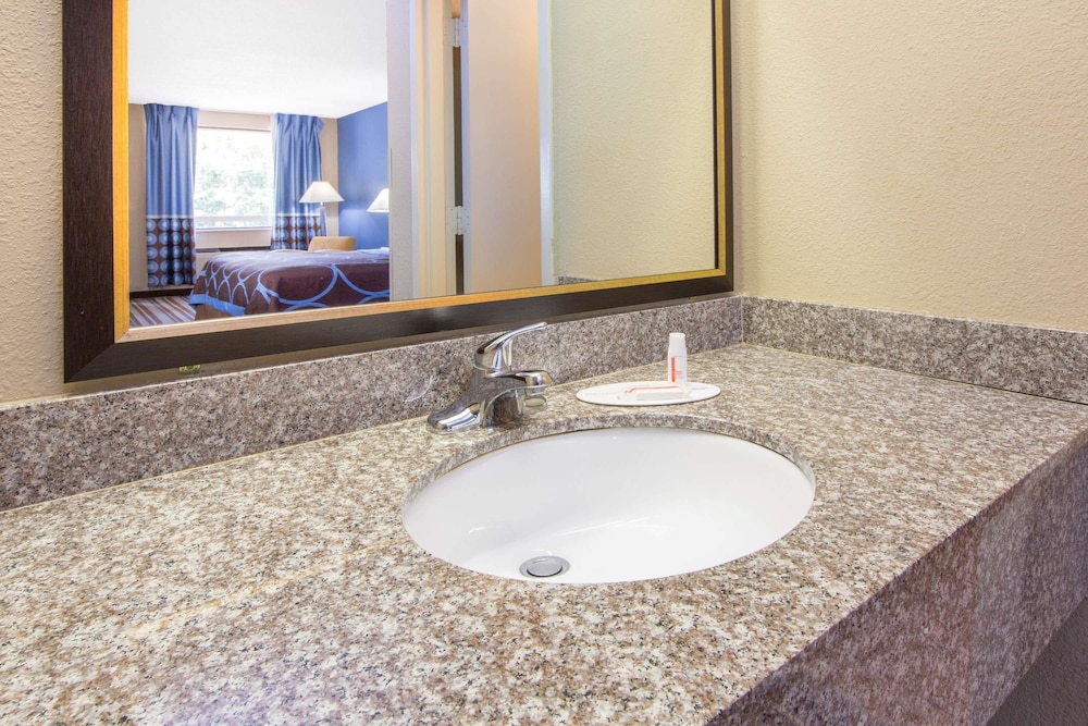 Super 8 by Wyndham Dothan 17/26