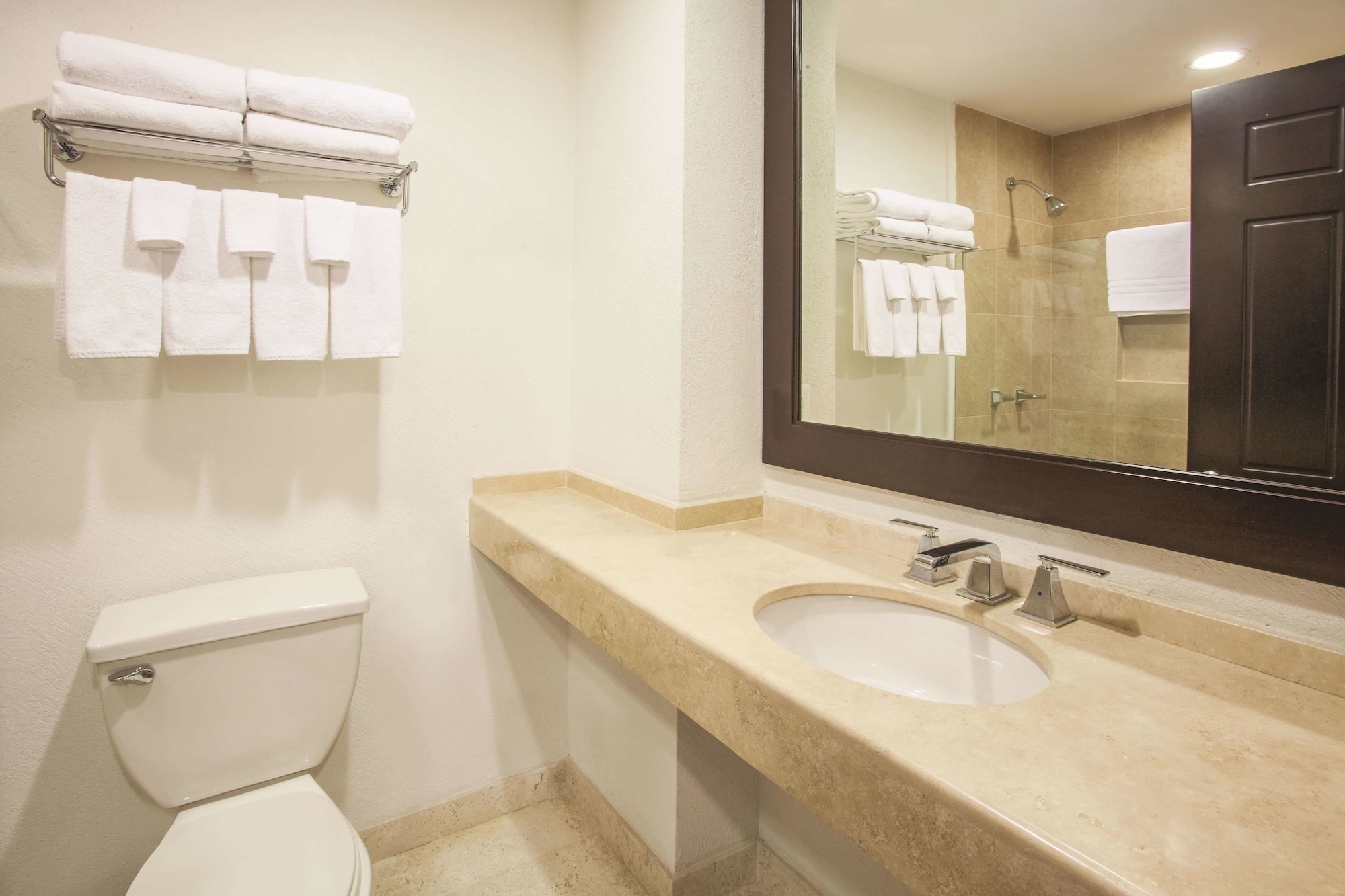 Executive, King Bed, La Quinta by Wyndham Poza Rica 4/4