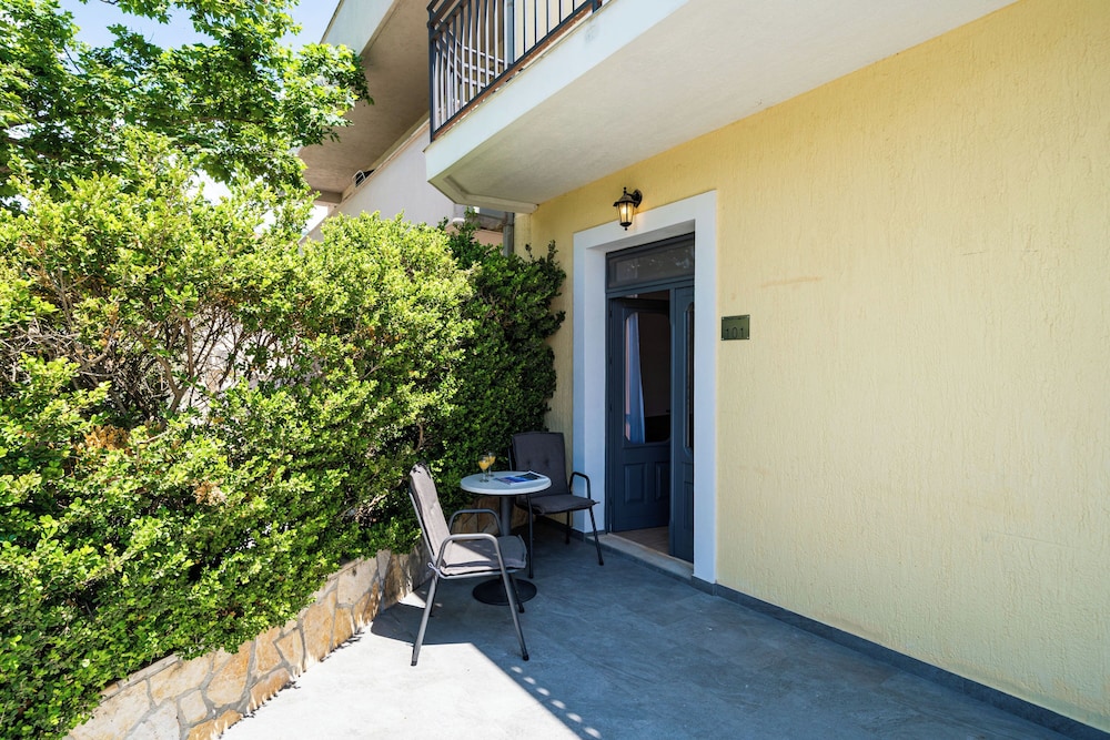 Bacan Serviced Apartments 56/64