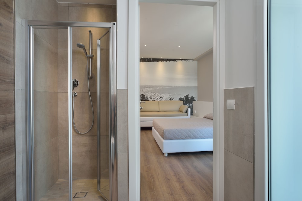 Embassy Hotel & Spa 40/43