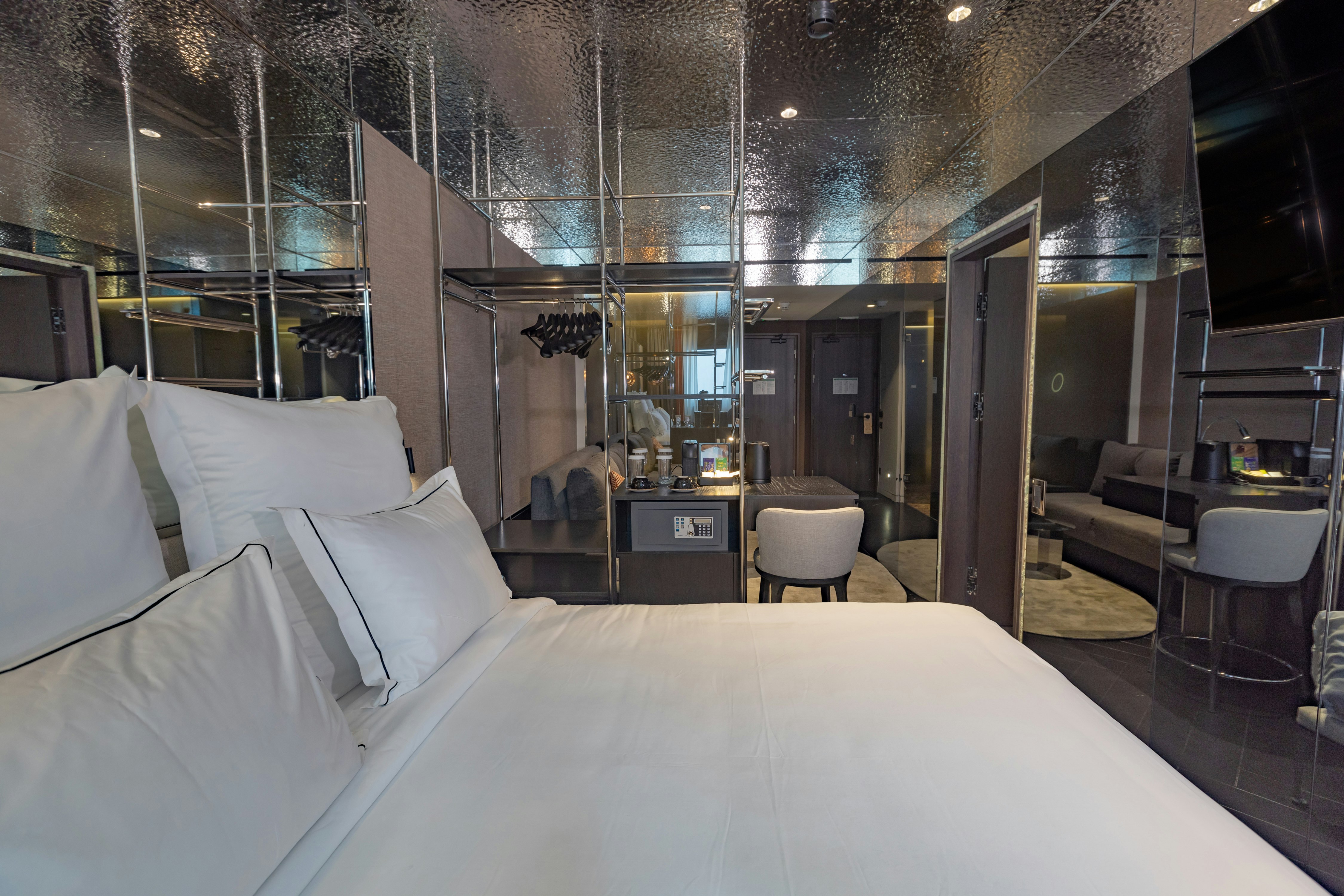 1 BEDROOM, SUITE, KING BED