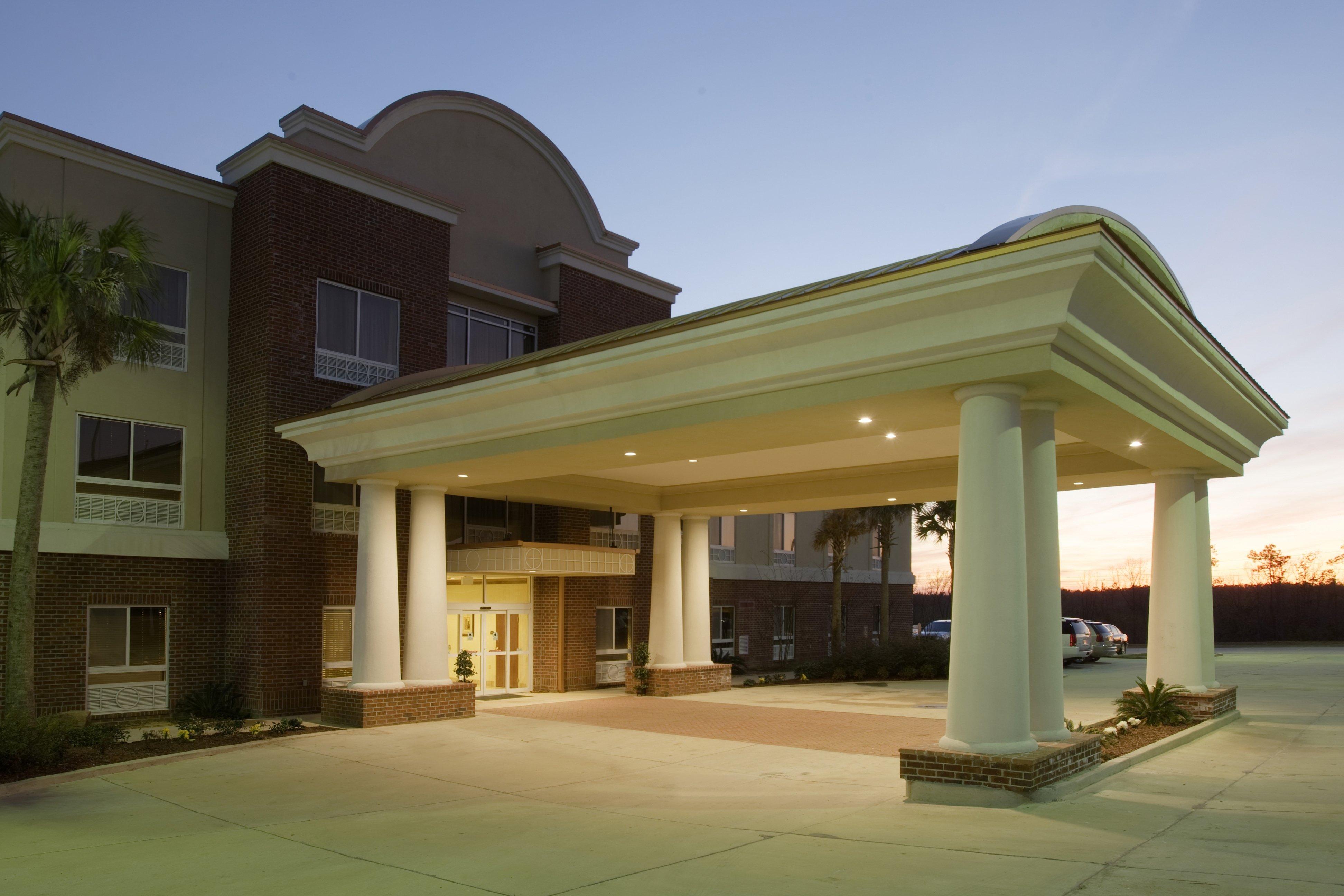Holiday Inn Express and Suites Lucedale Hotel 8/76