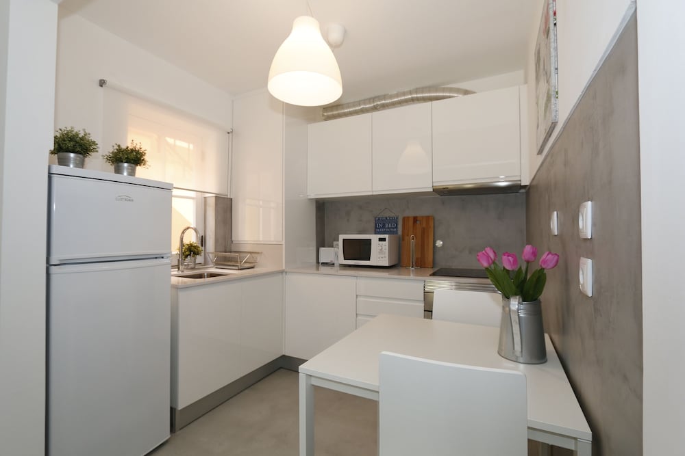APARTAMENTOS THE OLD VILLAGE BY VILLAGE 4U 9/75