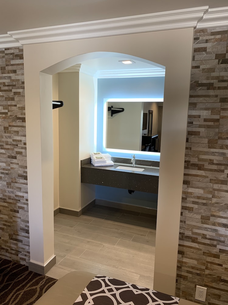 Industry Inn Amp Suites 6/60