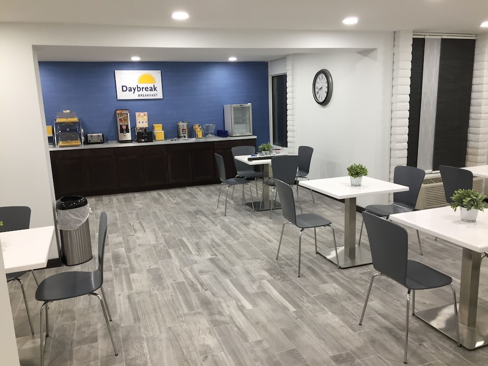 Days Inn & Suites By Wyndham Cincinnati North 6/32