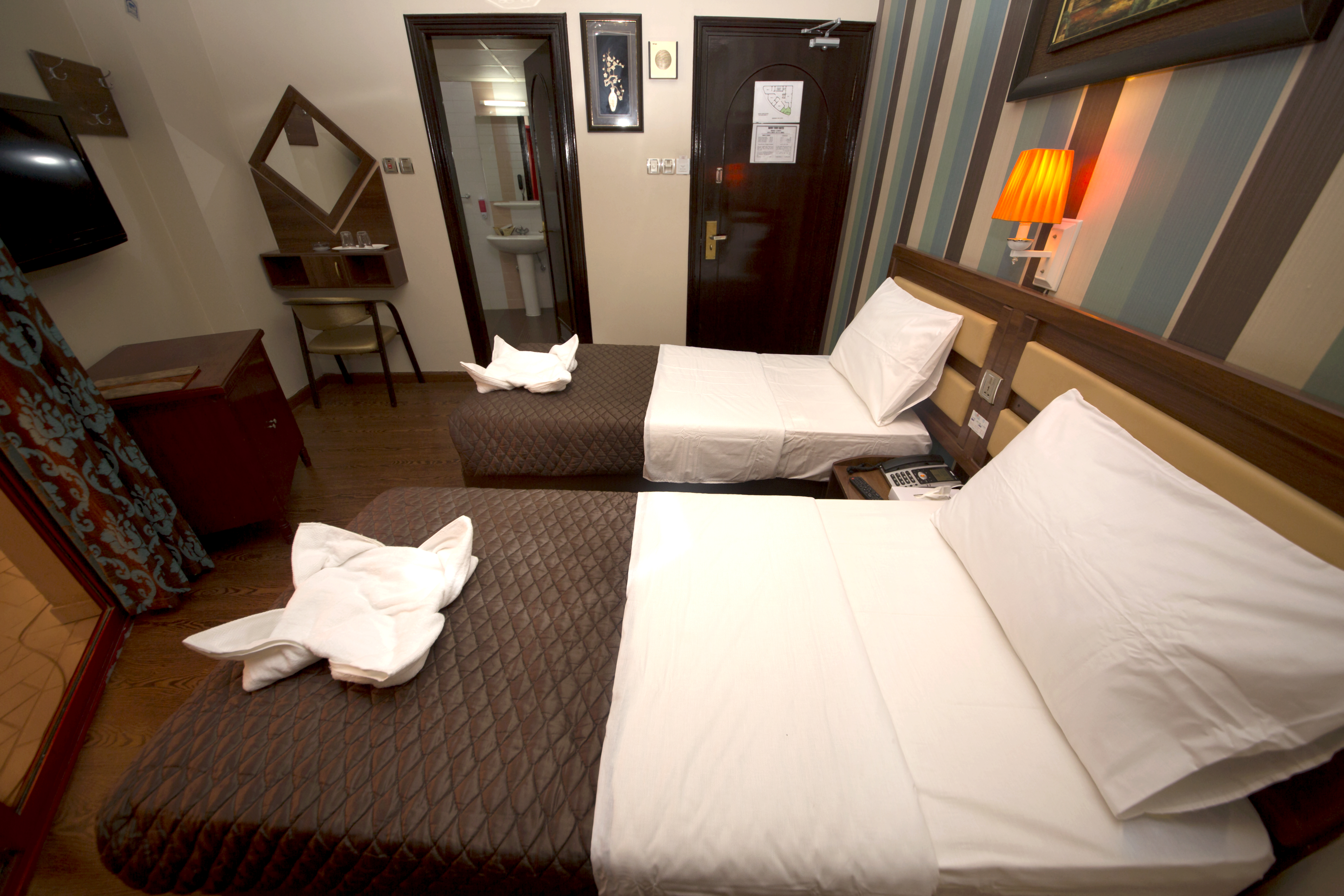 DELUXE, DOUBLE OR TWIN BED