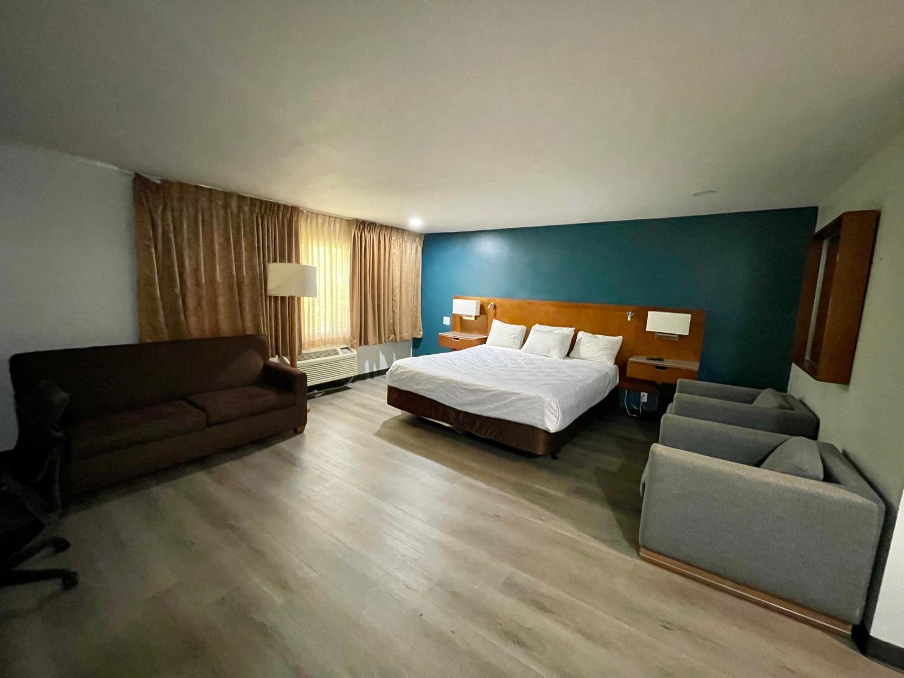 جناح، Portside Inn & Suites 4/7