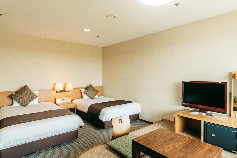 ROOM, TWIN BEDS, BATHTUB