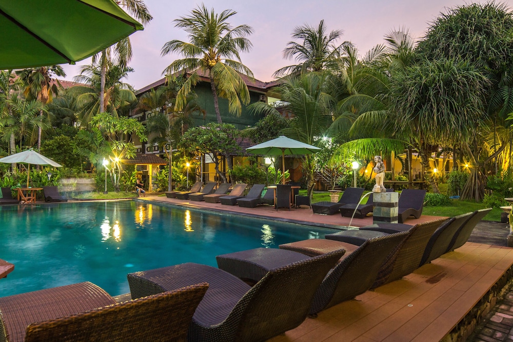 Bakungs Beach Hotel 34/38