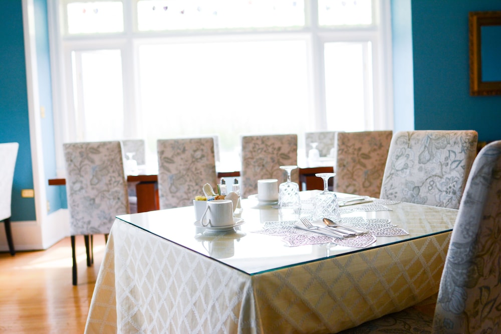 Dashwood Manor Seaside Bed & Breakfast 30/50