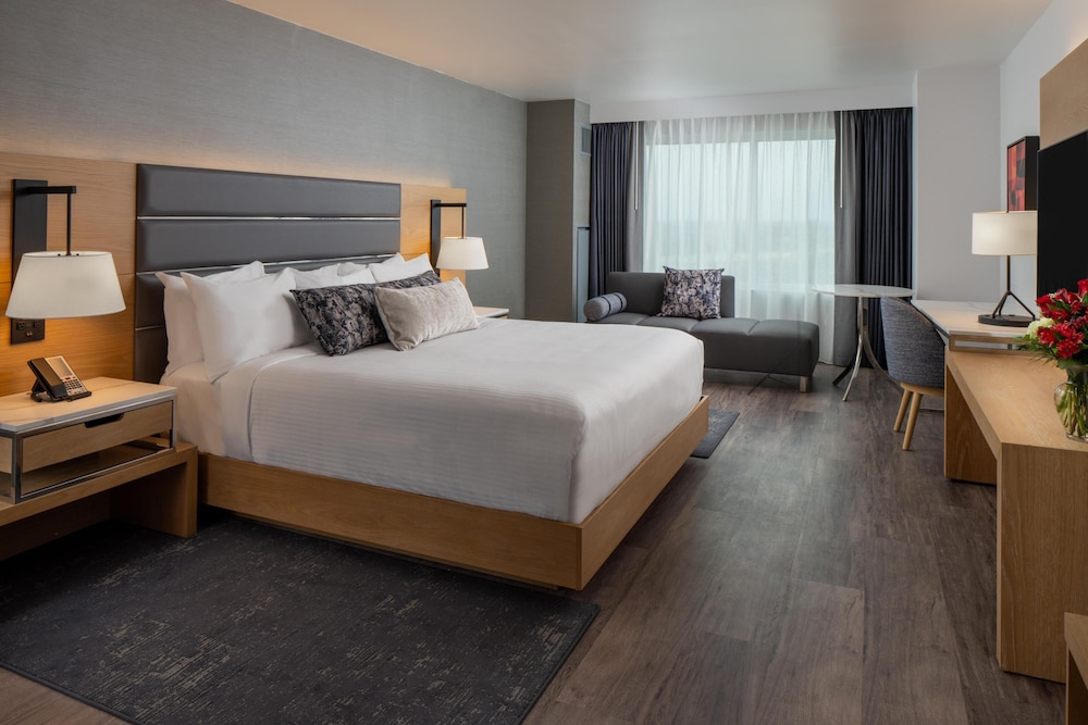 DELUXE, KING BED
