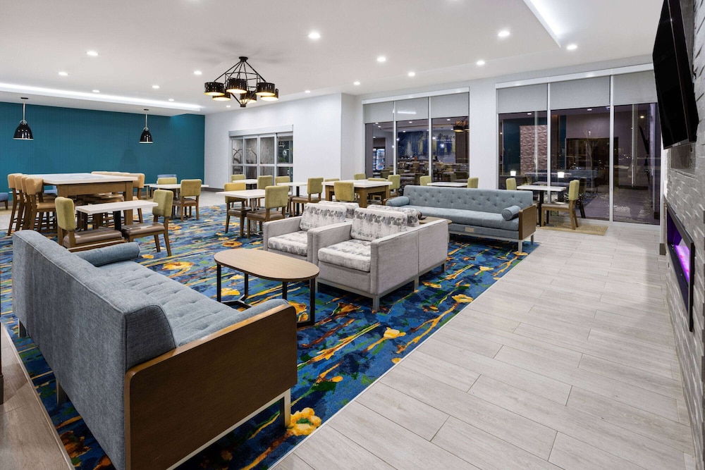 La Quinta Inn & Suites by Wyndham Locust Grove 36/55