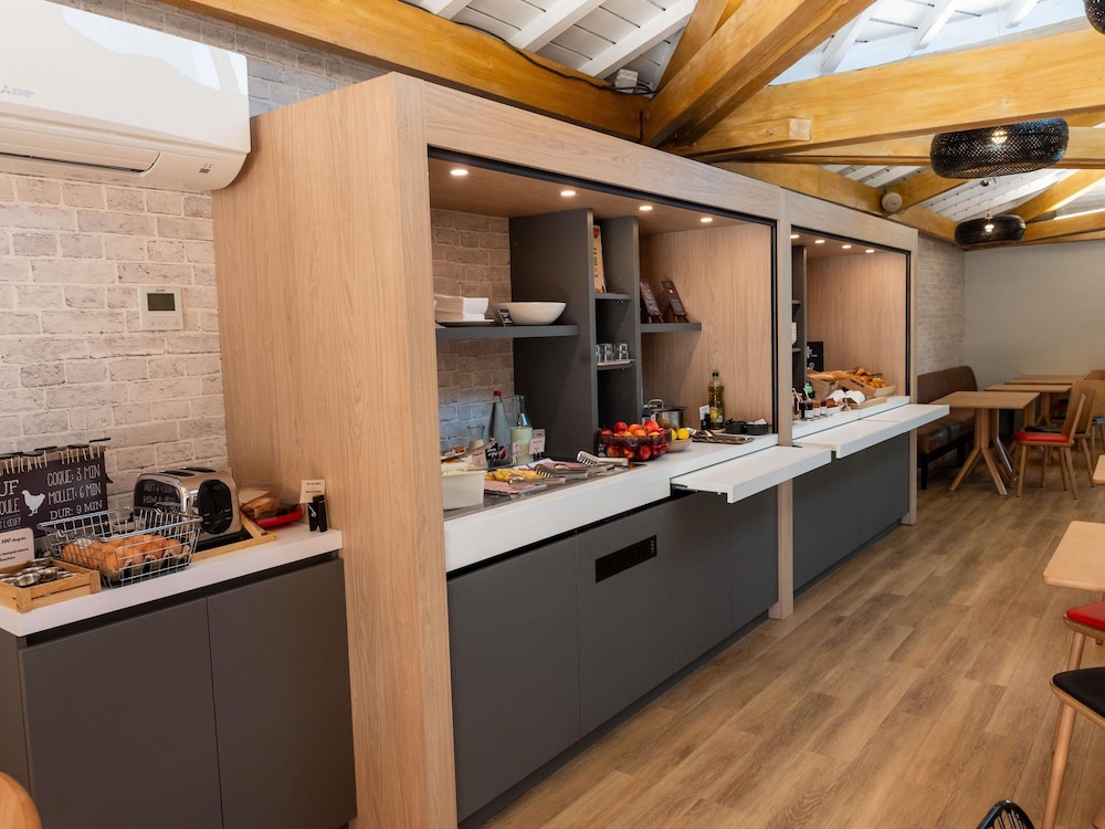 Ibis Lyon Est Bron 8/67